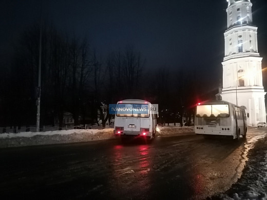 В Лежневе пассажирский автобус въехал в фонарный столб